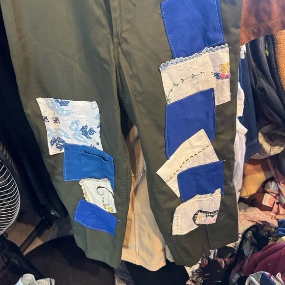 Urban Renewal Remade Embroidered Patched Baker Pant NWT size 30 in olive - Picture 4 of 7